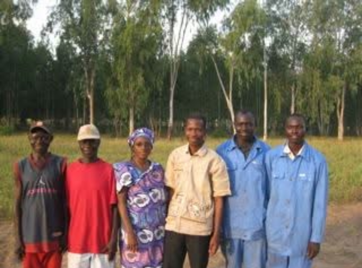 Photographie d’archive originale montrant les six personnes de l’équipe aux origines de Sodara